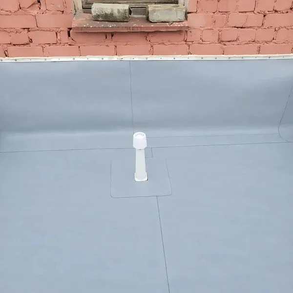 Тверская компания «Пластик-Строймаркет» смонтировала мембранную вакуумную кровлю собственной разработки на здании театра в Кимрах 4