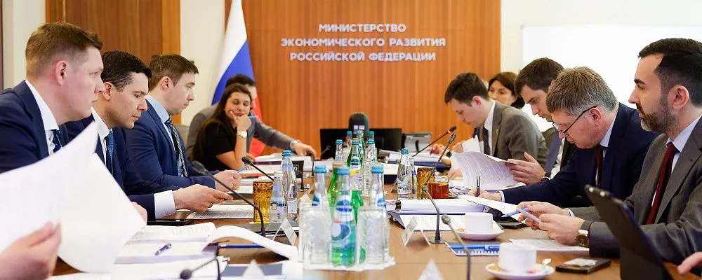 Антон Алиханов и Максим Решетников обсудили производительность труда в промышленности и торговле