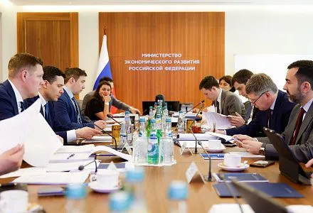 Антон Алиханов и Максим Решетников обсудили производительность труда в промышленности и торговле