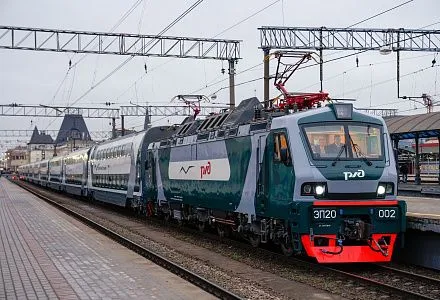 Поезд «Буревестник», состоящий из двухэтажных пассажирских вагонов «ТВЗ», поступил в эксплуатацию
