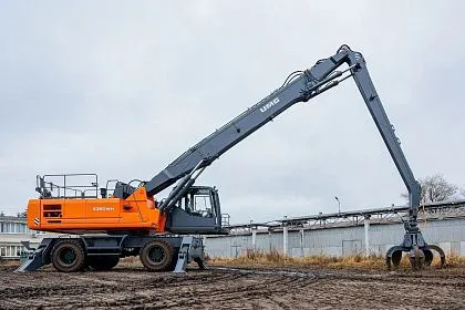 Инженерный центр группы UMG разработал первый отечественный колесный промышленный перегружатель эксплуатационной массой 40,5 тонн